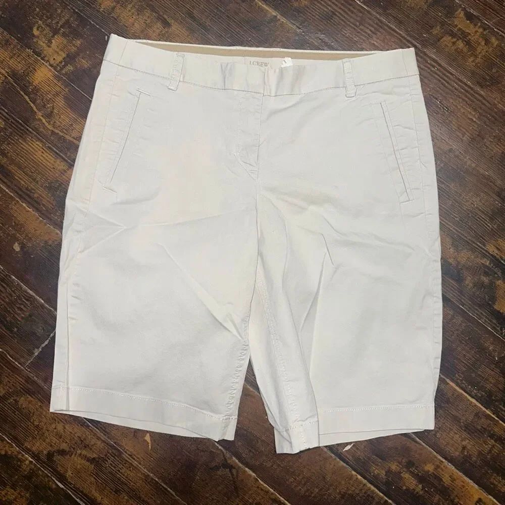 J Crew beige flat front business casual size 6 Bermuda shorts